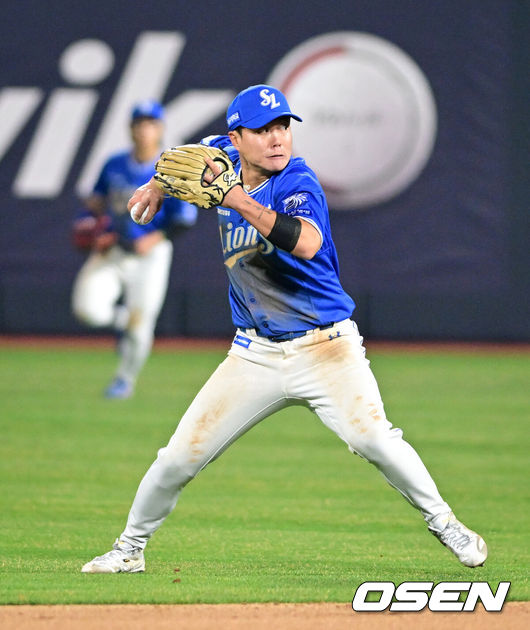 [OSEN=수원, 조은정 기자] 3일 경기도 수원 KT위즈파크에서 2026 신한 SOL KBO리그 KT 위즈와 삼성 라이온즈의 경기가 열렸다.이날 KT는 사우어, 삼성은 후라도를 선발로 내세웠다.7회말 2사에서 삼성 2루수 류지혁이 KT 이강인의 땅볼 타구를 처리하고 있다. 2026.04.03 /cej@osen.co.kr