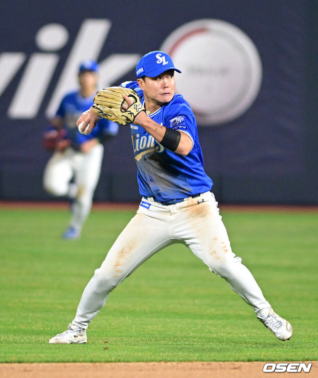 3일 경기도 수원 KT위즈파크에서 2026 신한 SOL KBO리그 KT 위즈와 삼성 라이온즈의 경기가 열렸다.이날 KT는 사우어, 삼성은 후라도를 선발로 내세웠다.7회말 2사에서 삼성 2루수 류지혁이 KT 이강인의 땅볼 타구를 처리하고 있다. 2026.04.03 /cej@osen.co.kr