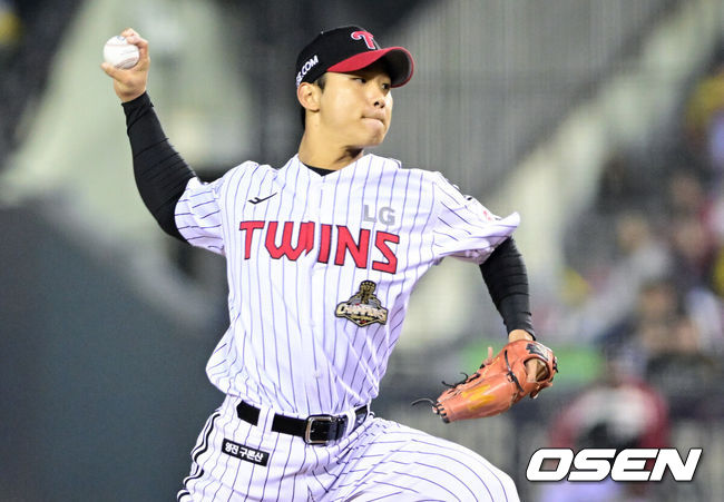 [OSEN=잠실, 조은정 기자] 2일 서울 잠실야구장에서 2026 신한 SOL KBO리그 LG 트윈스와 KIA 타이거즈의 경기가 열렸다. 이날 LG는 웰스, KIA는 김태형을 선발로 내세웠다. 8회초 LG 우강훈이 역투를 하고 있다. 2026.04.02 /cej@osen.co.kr