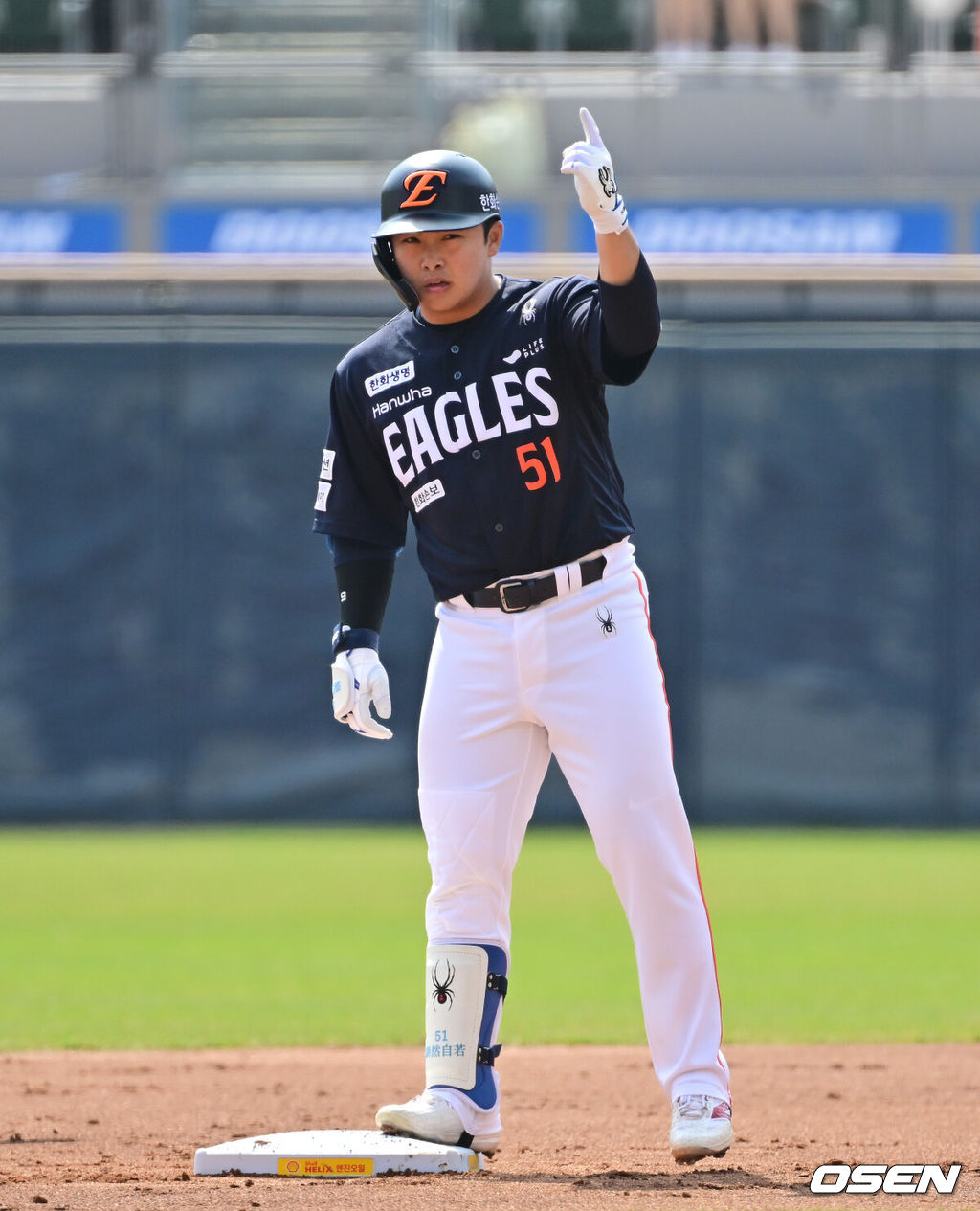 4일 오후 서울 잠실구장에서 ‘2026 신한은행 SOL Bank KBO리그’ 두산 베어스와 한화 이글스의 경기가 진행됐다.이날 두산은 곽빈을, 한화는 왕옌청이 선발투수로 내세웠다.  1회초 무사 2,3루 한화 문현빈이 선취 2타점 적시 2루타를 날리고 세리머니를 하고 있다.       2026.04.04 / soul1014@osen.co.kr