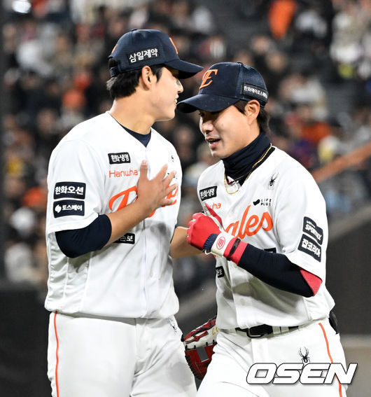 [OSEN=대전, 이대선 기자] 2일 대전 한화생명볼파크에서 2026 신한 SOL KBO리그 한화 이글스와 KT 위즈의 경기가 열렸다.이날 한화는 문동주, KT는 오원석을 선발로 내세웠다.4회초 2사 1,3루에서 호수비를 펼친 한화 심우준이 문동주와 하이파이브를 나누고 있다. 2026.04.02 /sunday@osen.co.kr