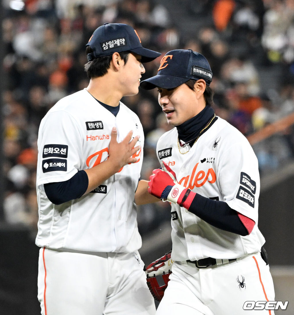 2일 대전 한화생명볼파크에서 2026 신한 SOL KBO리그 한화 이글스와 KT 위즈의 경기가 열렸다.이날 한화는 문동주, KT는 오원석을 선발로 내세웠다.4회초 2사 1,3루에서 호수비를 펼친 한화 심우준이 문동주와 하이파이브를 나누고 있다. 2026.04.02 /sunday@osen.co.kr
