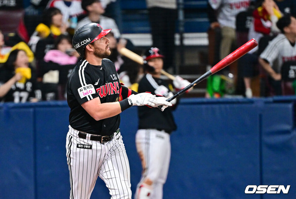 4일 오후 서울 고척스카이돔에서 ‘2026 신한은행 SOL Bank KBO리그’ 키움 히어로즈와 LG 트윈스의 경기가 진행됐다.이날 키움은 하영민을, LG는 임찬규를 선발투수로 내세웠다. 9회초 LG 선두타자 오스틴이 솔로홈런을 날리고 있다. 2026.04.04 / soul1014@osen.co.kr