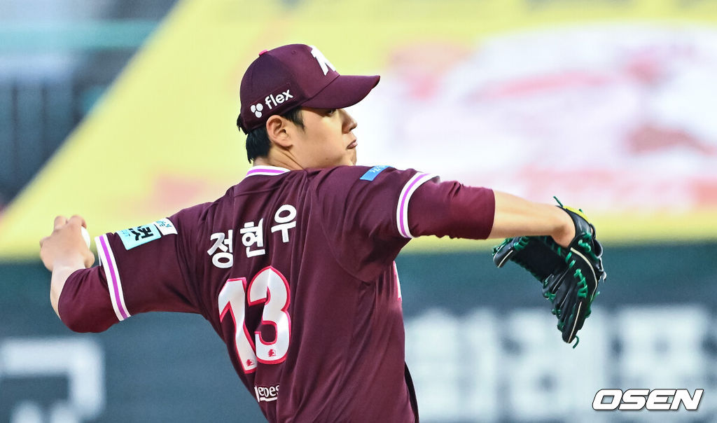 2일 오후 인천 SSG랜더스필드에서 2026 신한 SOL KBO리그 SSG 랜더스와 키움 히어로즈의 경기가 진행됐다. 이날 SSG는 최민준을, 키움은 정현우를 선발투수로 내세웠다. 1회말 키움 선발투수 정현우가 역투하고 있다.    2026.04.02 / soul1014@osen.co.kr