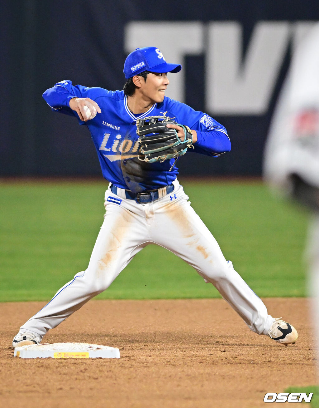 3일 경기도 수원 KT위즈파크에서 2026 신한 SOL KBO리그 KT 위즈와 삼성 라이온즈의 경기가 열렸다.이날 KT는 사우어, 삼성은 후라도를 선발로 내세웠다.4회말 1사 1,2루에서 삼성 유격수 이재현이 KT 류현인의 땅볼에 1루주자 김상수를 아웃 시킨 뒤 1루로 송구하고 있다. 타자 주자 세이프. 2026.04.03 /cej@osen.co.kr