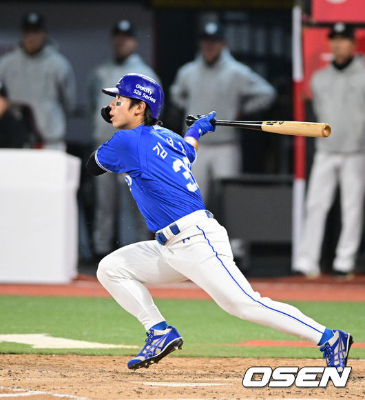 [OSEN=수원, 조은정 기자] 3일 경기도 수원 KT위즈파크에서 2026 신한 SOL KBO리그 KT 위즈와 삼성 라이온즈의 경기가 열렸다.이날 KT는 사우어, 삼성은 후라도를 선발로 내세웠다.3회초 무사 1,3루에서 삼성 김성윤이 땅볼로 동점 득점을 올리고 있다. 2026.04.03 /cej@osen.co.kr