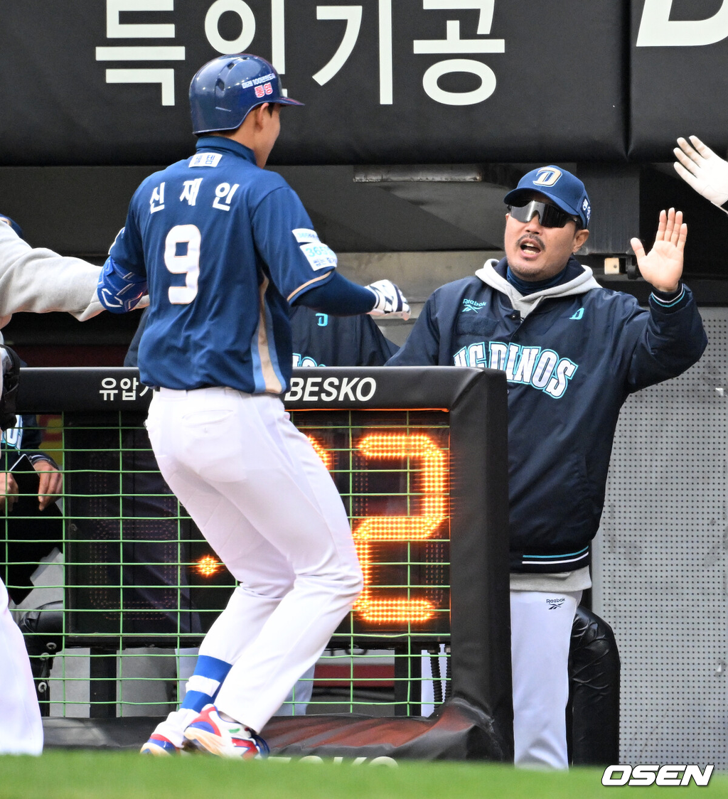 4일 광주-기아 챔피언스필드에서 2026 신한 SOL KBO리그 KIA 타이거즈와 NC 다이노스의 경기가 열렸다.이날 KIA는 이의리, NC는 커티스 테일러를 선발로 내세웠다.2회초 무사에서 NC 신재인이 좌월 솔로 홈런을 치고 더그아웃에서 이호준 감독과 하이파이브를 하고 있다. 2026.04.04 /sunday@osen.co.kr