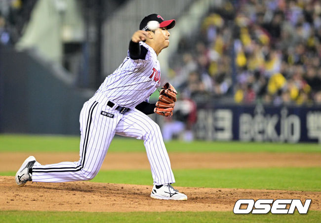 [OSEN=잠실, 조은정 기자] 2일 서울 잠실야구장에서 2026 신한 SOL KBO리그 LG 트윈스와 KIA 타이거즈의 경기가 열렸다. 이날 LG는 웰스, KIA는 김태형을 선발로 내세웠다. 8회초 LG 우강훈이 역투를 하고 있다. 2026.04.02 /cej@osen.co.kr