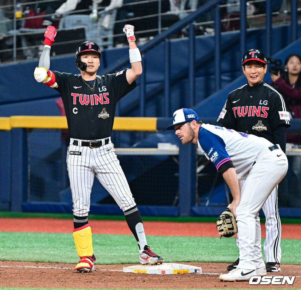 4일 오후 서울 고척스카이돔에서 ‘2026 신한은행 SOL Bank KBO리그’ 키움 히어로즈와 LG 트윈스의 경기가 진행됐다.이날 키움은 하영민을, LG는 임찬규를 선발투수로 내세웠다. 8회초 2사 만루 LG 박해민이 동점 2타점 적시타를 날린뒤 세리머니를 하고 있다. 2026.04.04 / soul1014@osen.co.kr