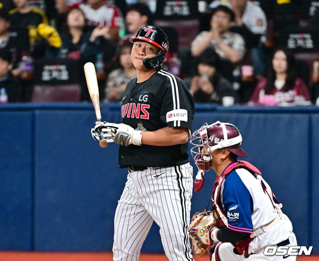 4일 오후 서울 고척스카이돔에서 ‘2026 신한은행 SOL Bank KBO리그’ 키움 히어로즈와 LG 트윈스의 경기가 진행됐다. 8회초 2사 만루에서 LG 이재원이 대타로 나와 밀어내기 볼넷으로 출루하고 있다. 2026.04.04 / soul1014@osen.co.kr