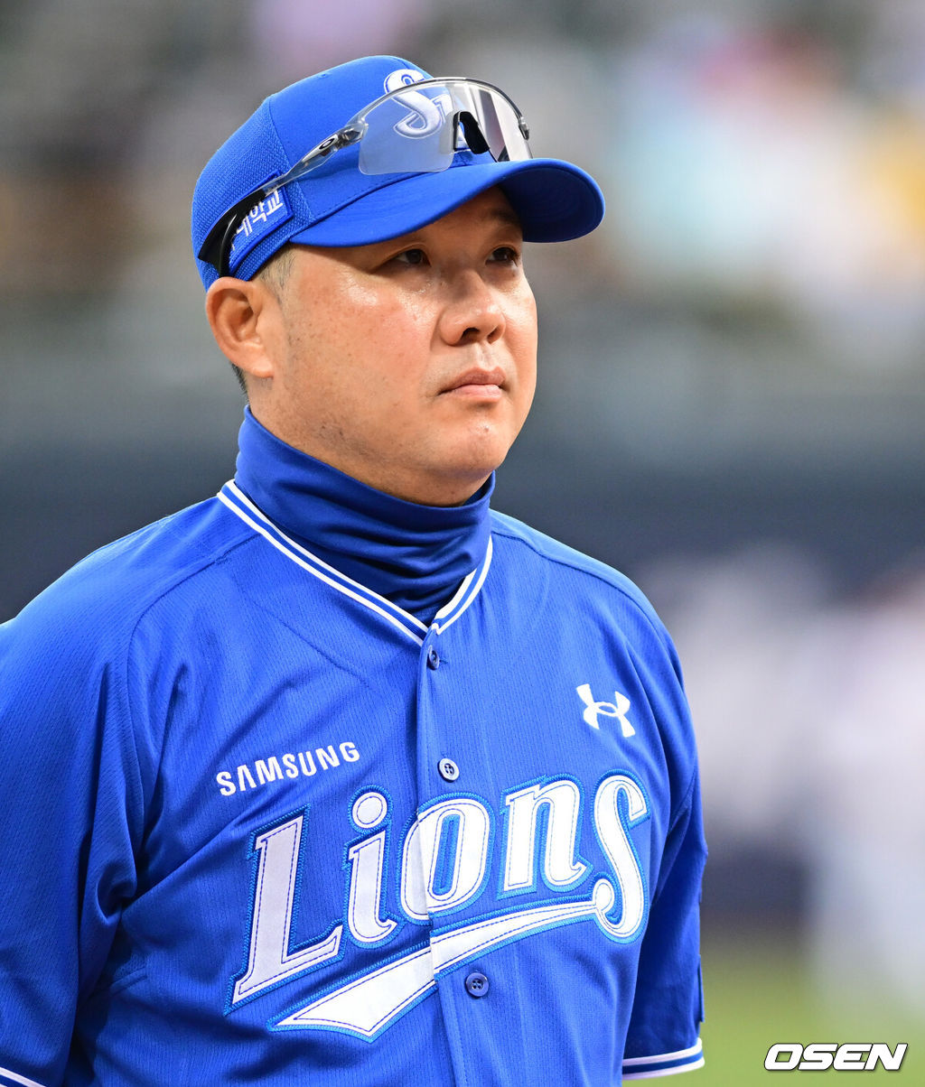 3일 경기도 수원 KT위즈파크에서 2026 신한 SOL KBO리그 KT 위즈와 삼성 라이온즈의 경기가 열린다.이날 KT는 사우어, 삼성은 후라도를 선발로 내세웠다.KT 개막식에서 삼성 박진만 감독이 도열하고 있다. 2026.04.03 /cej@osen.co.kr