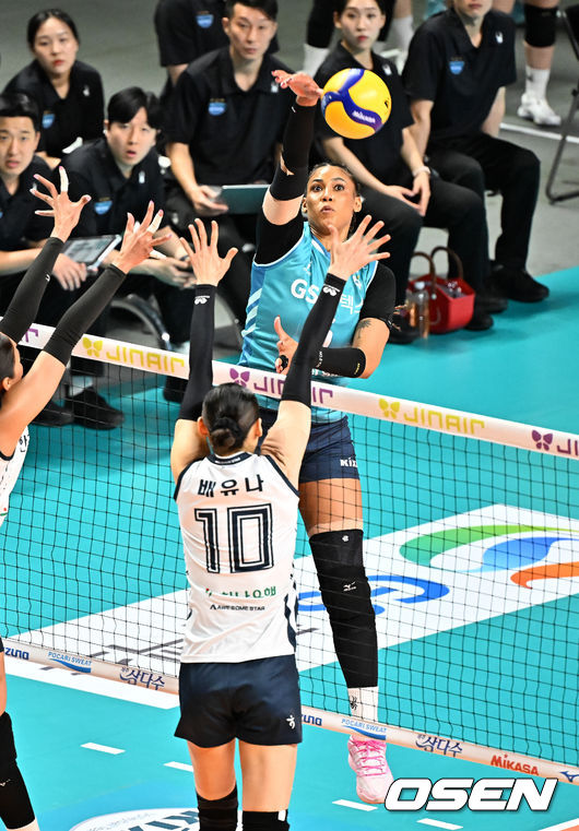 5일 오후 서울 장충체육관에서 ‘진에어 2025~2026 프로배구 V리그’ 여자부 챔프전 3차전 GS칼텍스와 한국도로공사의 경기가 열렸다. 2세트 GS칼텍스 실바가 강타를 때리고 있다. 2026.04.05 / rumi@osen.co.kr