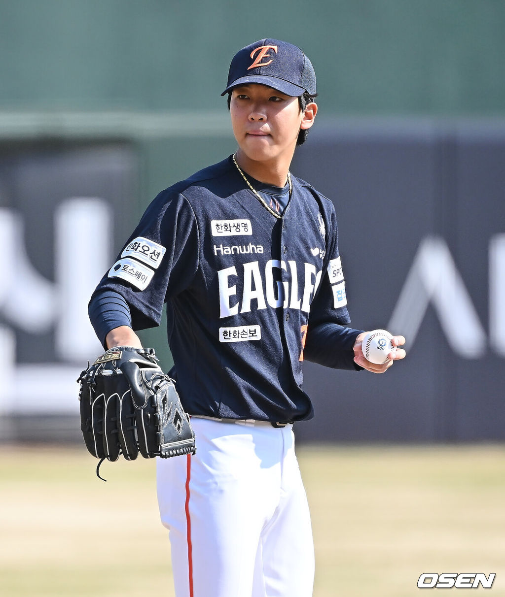 한화 이글스 황준서는 5일 서울 잠실구장에서 열린 2026 신한 SOL KBO리그 두산 베어스와의 원정경기에서 선발투수로 등판해 4⅓이닝 3피안타 2볼넷 7탈삼진 2실점을 기록했다. OESN DB