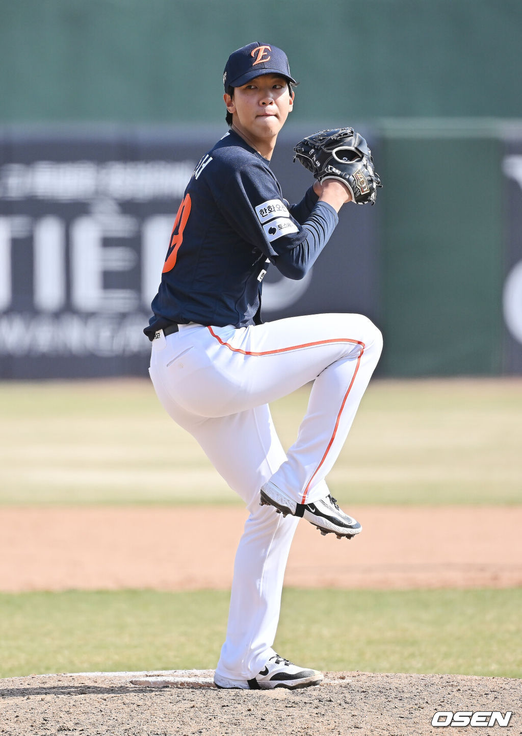 한화 이글스 황준서는 5일 서울 잠실구장에서 열린 2026 신한 SOL KBO리그 두산 베어스와의 원정경기에서 선발투수로 등판해 4⅓이닝 3피안타 2볼넷 7탈삼진 2실점을 기록했다. OESN DB