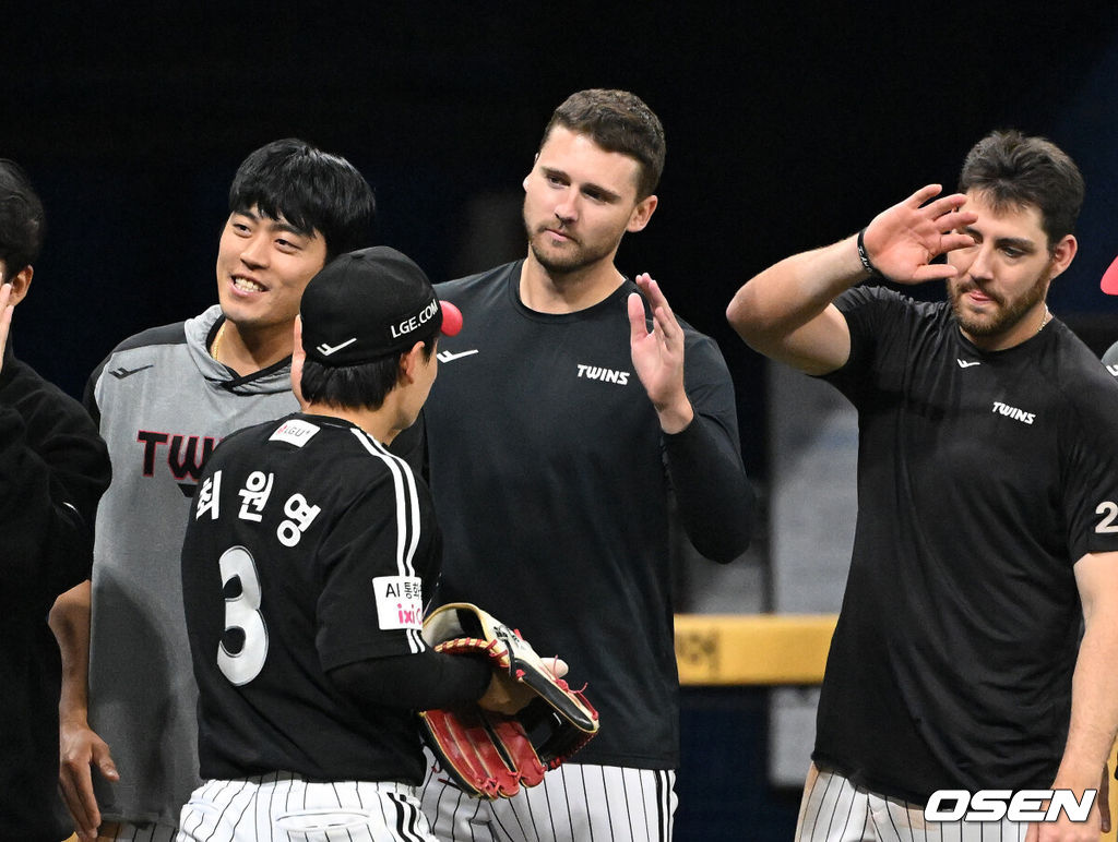 5일 서울 고척스카이돔에서 2026 신한 SOL KBO리그 키움 히어로즈와 LG 트윈스의 경기가 열렸다.이날 키움은 와일스, LG는 톨허스트를 선발로 내세웠다.경기 종료 후 LG 톨허스트가 동료들과 환호하고 있다. 2026.04.05 /sunday@osen.co.kr
