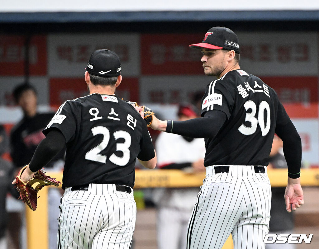 5일 서울 고척스카이돔에서 2026 신한 SOL KBO리그 키움 히어로즈와 LG 트윈스의 경기가 열렸다.이날 키움은 와일스, LG는 톨허스트를 선발로 내세웠다.5회 수비를 마친 LG 톨허스트가 오스틴과 하이파이브를 나누고 있다. 2026.04.05 /sunday@osen.co.kr