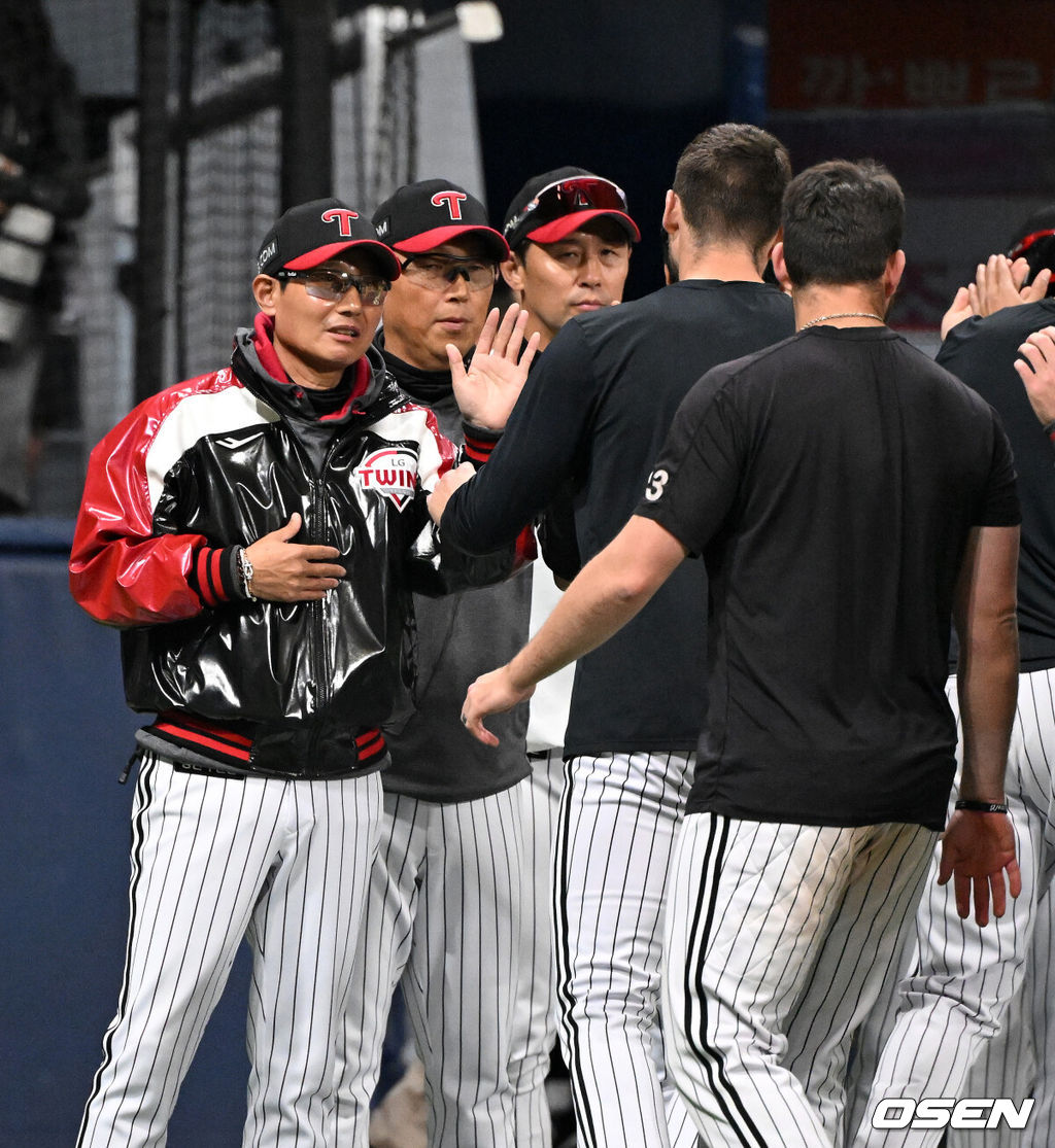 프로야구 LG 트윈스가 키움 히어로즈를 꺾고 위닝시리즈에 성공했다.LG는 5일 서울 고척 스카이돔에서 열린 2026 KBO리그 키움과 경기에서 6-5로 승리했다. LG는 선발 전원 안타 기록을 세우며 승리, 4승4패 승률 5할을 맞췄다. 키움은 2승 6패가 됐다.경기 종료 후 LG 염경엽 감독이 톨허스트와 승리의 기쁨을 나누고 있다. 2026.04.05 /sunday@osen.co.kr