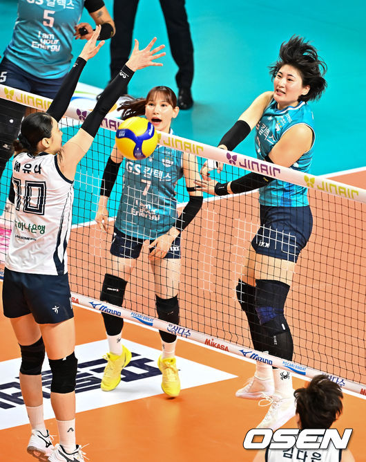 5일 오후 서울 장충체육관에서 ‘진에어 2025~2026 프로배구 V리그’ 여자부 챔프전 3차전 GS칼텍스와 한국도로공사의 경기가 열렸다. 2세트 GS칼텍스 최가은이 강타를 때리고 있다. 2026.04.05 / rumi@osen.co.kr
