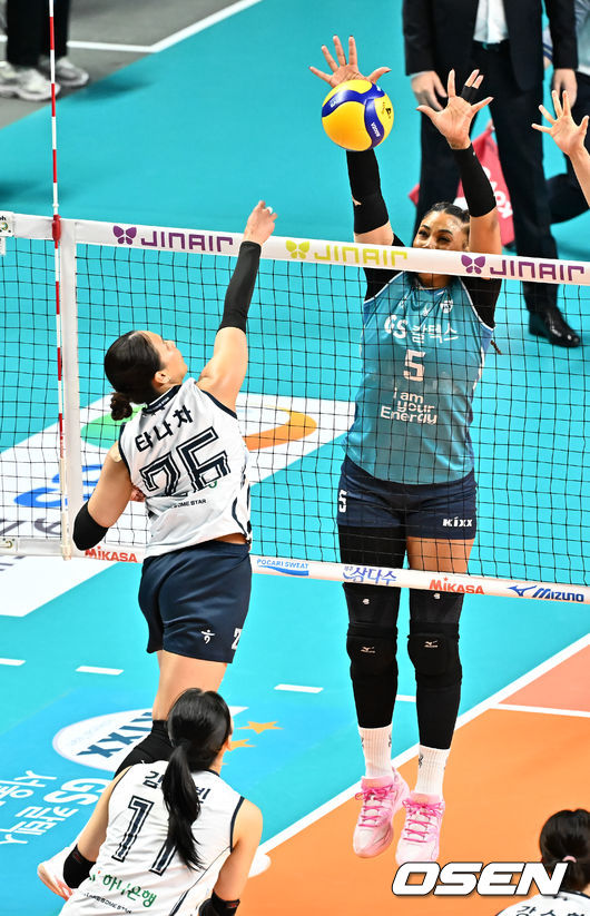 5일 오후 서울 장충체육관에서 ‘진에어 2025~2026 프로배구 V리그’ 여자부 챔프전 3차전 GS칼텍스와 한국도로공사의 경기가 열렸다. 1세트 GS칼텍스가 실바가 블로킹에 성공하고 있다. 2026.04.05 / rumi@osen.co.kr