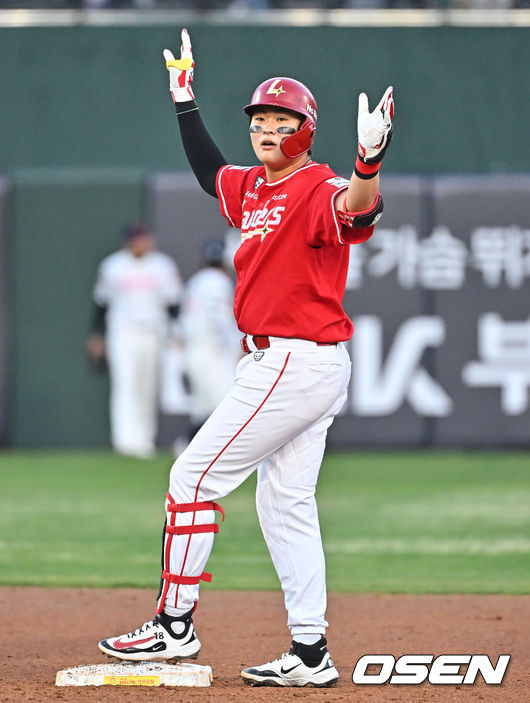 4일 부산 사직야구장에서 2026 신한 SOL KBO 리그 롯데 자이언츠와 SSG 랜더스의 경기가 열렸다. SSG 랜더스 고명준이 4회초 1사 1,2루 좌익수 뒤 1타점 2루타를 치고 세리머니를 하고 있다. 2026.04.04 / foto0307@osen.co.kr