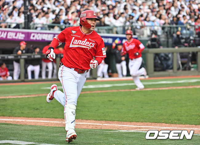 5일 부산 사직야구장에서 2026 신한 SOL KBO 리그 롯데 자이언츠와 SSG 랜더스의 경기가 열렸다. SSG 랜더스 한유섬이 5회초 2사 1,3루 좌익수 오른쪽 1타점 안타를 치고 진루하고 있다. 2026.04.05 / foto0307@osen.co.kr