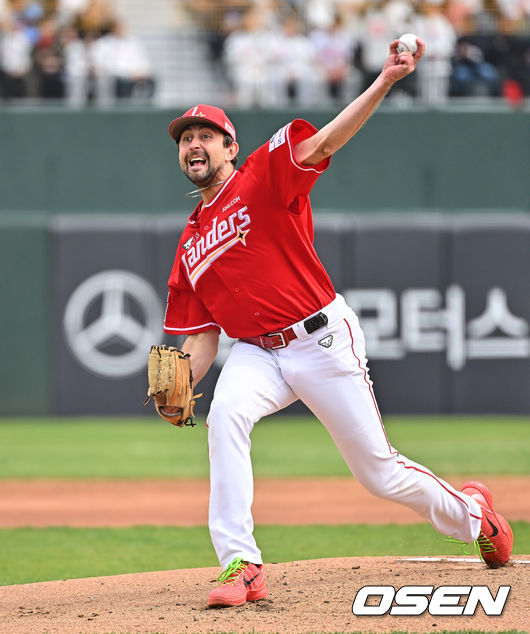 5일 부산 사직야구장에서 2026 신한 SOL KBO 리그 롯데 자이언츠와 SSG 랜더스의 경기가 열렸다. SSG 랜더스 선발투수 베니지아노가 역투하고 있다. 2026.04.05 / foto0307@osen.co.kr