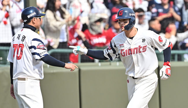 5일 부산 사직야구장에서 2026 신한 SOL KBO 리그 롯데 자이언츠와 SSG 랜더스의 경기가 열렸다. 홈팀 롯데는 박세웅이, 방문팀 SSG는 베니지아노가 선발 출전했다.롯데 자이언츠 윤동희가 3회말 무사 1루 좌월 2점 홈런을 치고 하이파이브를 하고 있다. 2026.04.05 / foto0307@osen.co.kr
