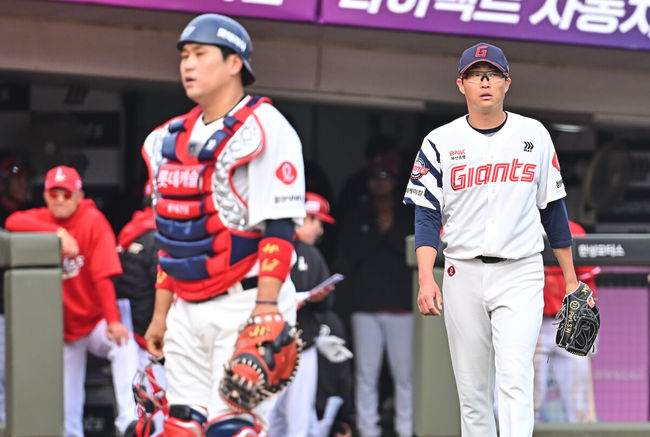 5일 부산 사직야구장에서 2026 신한 SOL KBO 리그 롯데 자이언츠와 SSG 랜더스의 경기가 열렸다. 홈팀 롯데는 박세웅이, 방문팀 SSG는 베니지아노가 선발 출전했다.롯데 자이언츠 박세웅이 5회초 동점을 허용하고 아쉬워하고 있다. 2026.04.05 / foto0307@osen.co.kr