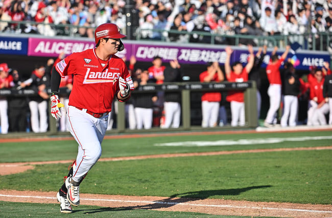 5일 부산 사직야구장에서 2026 신한 SOL KBO 리그 롯데 자이언츠와 SSG 랜더스의 경기가 열렸다. 홈팀 롯데는 박세웅이, 방문팀 SSG는 베니지아노가 선발 출전했다.SSG 랜더스 고명준이 9회초 1사 1,3루 중견수 앞 1타점 안타를 치고 진루하고 있다. 2026.04.05 / foto0307@osen.co.kr