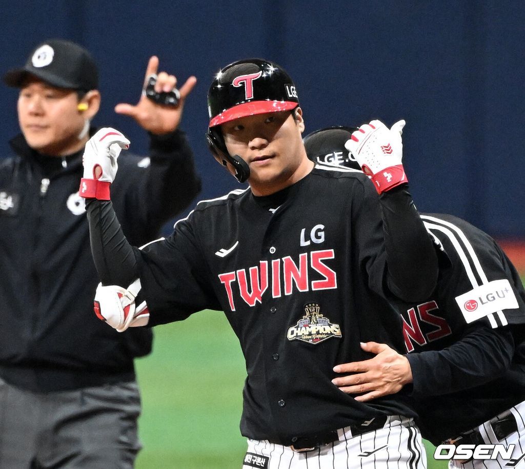 1회초 1사 1,2루에서 LG 문보경이 우전 적시타를 치고 환호하고 있다. 2026.04.05 /sunday@osen.co.kr