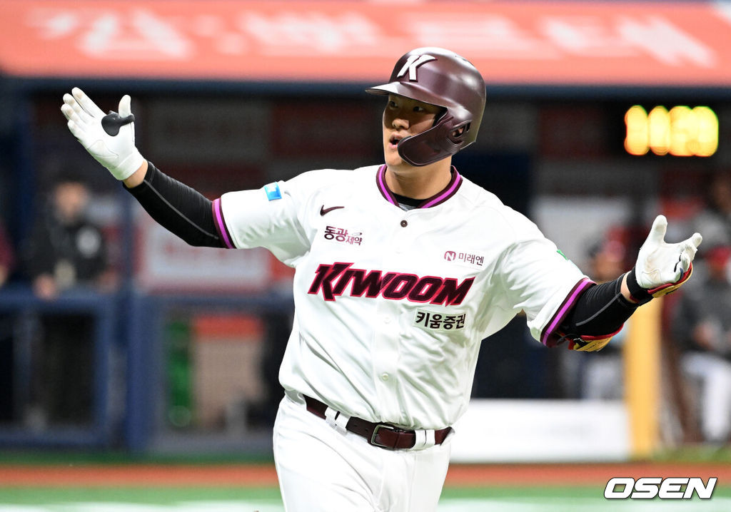 5일 서울 고척스카이돔에서 2026 신한 SOL KBO리그 키움 히어로즈와 LG 트윈스의 경기가 열렸다.이날 키움은 와일스, LG는 톨허스트를 선발로 내세웠다.2회말 1사에서 키움 김건희가 좌월 솔로 홈런을 치고 환호하고 있다. 2026.04.05 /sunday@osen.co.kr