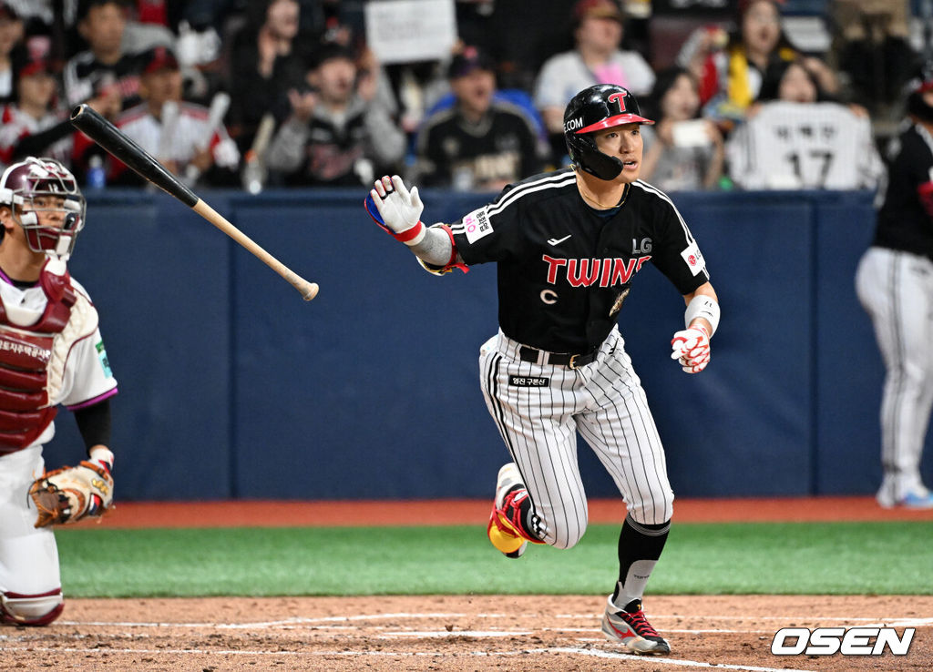 5일 서울 고척스카이돔에서 2026 신한 SOL KBO리그 키움 히어로즈와 LG 트윈스의 경기가 열렸다.이날 키움은 와일스, LG는 톨허스트를 선발로 내세웠다.4회초 무사 1루에서 LG 박해민이 우전 2루타를 치고 있다. 2026.04.05 /sunday@osen.co.kr