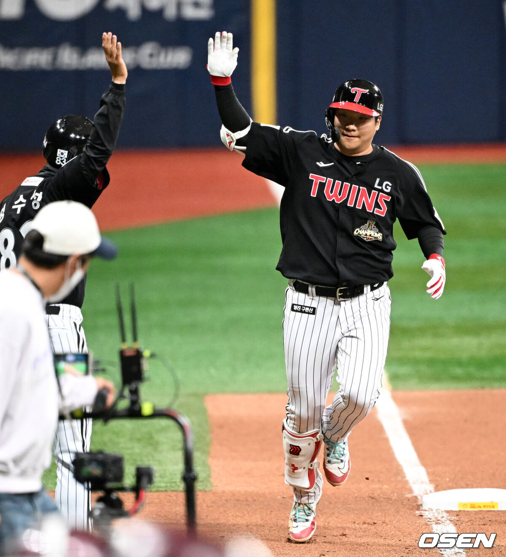 5일 서울 고척스카이돔에서 2026 신한 SOL KBO리그 키움 히어로즈와 LG 트윈스의 경기가 열렸다.이날 키움은 와일스, LG는 톨허스트를 선발로 내세웠다.9회초 무사에서 LG 문보경이 홈런을 치고 환호하고 있다. 2026.04.05 /sunday@osen.co.kr