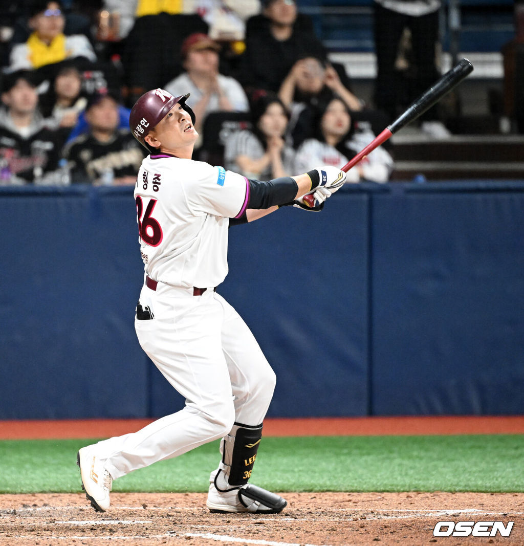 5일 서울 고척스카이돔에서 2026 신한 SOL KBO리그 키움 히어로즈와 LG 트윈스의 경기가 열렸다.이날 키움은 와일스, LG는 톨허스트를 선발로 내세웠다.9회말 무사 만루에서 키움 이형종이 우월 만루 홈런을 치고 있다. 2026.04.05 /sunday@osen.co.kr