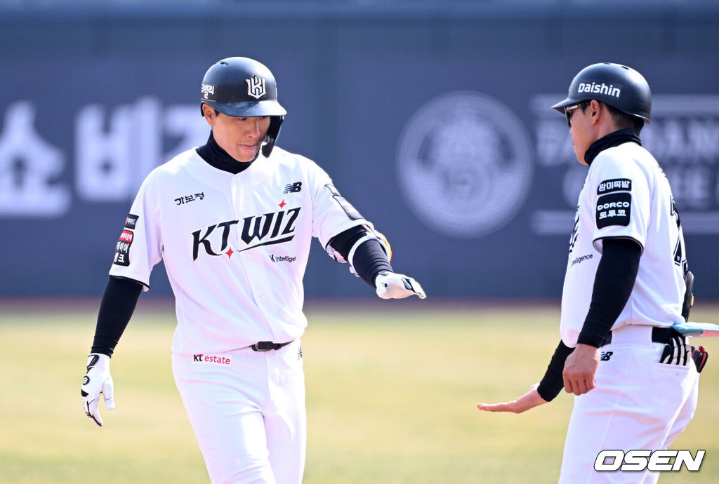 23일 경기도 수원 KT위즈파크에서 ‘2026 신한 SOL KBO리그’ 시범경기 KT 위즈와 두산 베어스의 경기가 열렸다.시범경기는 오는 24일까지 각 팀당 12경기씩 총 60경기가 펼쳐진다.5회말 2사 1,2루에서 KT 오윤석이 좌전 적시타를 치고 환호하고 있다. 2026.03.23 / sunday@osen.co.kr