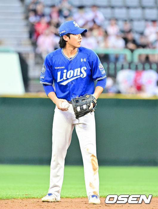 [OSEN=문학,박준형 기자] 5일 오후 인천 문학 SSG 랜더스 필드에서 ‘2025 신한 SOL BANK KBO리그’ SSG 랜더스와 삼성 라이온즈의 경기가 진행됐다.이날 SSG은 문승원을, 삼성은 최원태를 선발투수로 내세웠다.3회말 2사 2루 SSG 에레디아의 안타때 이재현 유격수가 글러브에 낀 공을 빼내고 있다.    2025.08.05 / soul1014@osen.co.kr