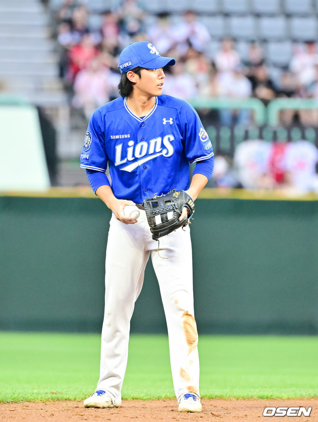 5일 오후 인천 문학 SSG 랜더스 필드에서 ‘2025 신한 SOL BANK KBO리그’ SSG 랜더스와 삼성 라이온즈의 경기가 진행됐다.이날 SSG은 문승원을, 삼성은 최원태를 선발투수로 내세웠다.3회말 2사 2루 SSG 에레디아의 안타때 이재현 유격수가 글러브에 낀 공을 빼내고 있다.    2025.08.05 / soul1014@osen.co.kr