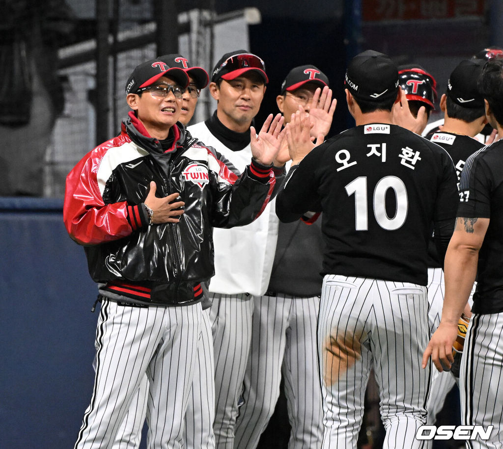 프로야구 LG 트윈스가 키움 히어로즈를 꺾고 위닝시리즈에 성공했다.LG는 5일 서울 고척 스카이돔에서 열린 2026 KBO리그 키움과 경기에서 6-5로 승리했다. LG는 선발 전원 안타 기록을 세우며 승리, 4승4패 승률 5할을 맞췄다. 키움은 2승 6패가 됐다.경기 종료 후 LG 염경엽 감독이 오지환과 승리의 기쁨을 나누고 있다. 2026.04.05 /sunday@osen.co.kr