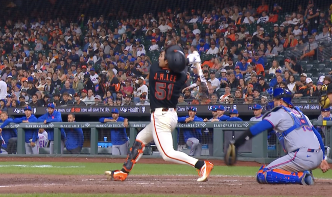 5일 뉴욕 메츠전에서 좌전 안타를 친 이정후의 헬멧이 벗겨지고 있다. /MLBTV