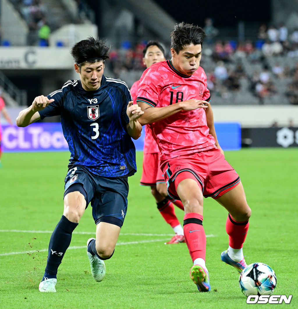 홍명보 감독이 이끄는 남자축구대표팀이 15일 오후 용인 미르스타디움에서 2025 동아시아축구연맹(EAFF) E-1 챔피언십(동아시안컵) 3차전 일본과 경기를 가졌다. 한국은 1차전서 중국을 3-0, 2차전서 홍콩을 2-0으로 완파했다. 하지만 일본이 1차전서 홍콩을 6-1, 2차전서 중국을 2-0으로 이겼다. 골득실 +7의 일본이 +5의 한국을 누르고 조 선두인 상황이다. 나란히 2승을 거둔 한국과 일본은 대회 우승컵을 놓고 격돌한다. 후반 한국 이호재가 돌파를 펼치고 있다. 2025.07.15 / dreamer@osen.co.kr