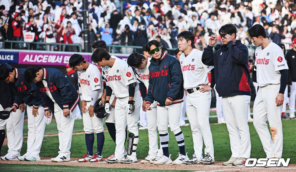 5일 부산 사직야구장에서 2026 신한 SOL KBO 리그 롯데 자이언츠와 SSG 랜더스의 경기가 열렸다. 홈팀 롯데는 박세웅이, 방문팀 SSG는 베니지아노가 선발 출전했다.롯데 자이언츠 선수들이 3-4로 패한 후 팬들에게 인사를 하고 있다. 2026.04.05 / foto0307@osen.co.kr