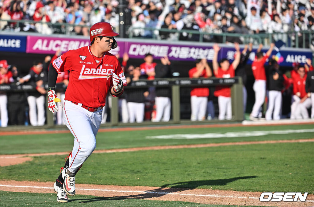 5일 부산 사직야구장에서 2026 신한 SOL KBO 리그 롯데 자이언츠와 SSG 랜더스의 경기가 열렸다. 홈팀 롯데는 박세웅이, 방문팀 SSG는 베니지아노가 선발 출전했다.SSG 랜더스 고명준이 9회초 1사 1,3루 중견수 앞 1타점 안타를 치고 진루하고 있다. 2026.04.05 / foto0307@osen.co.kr