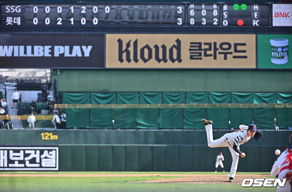 5일 부산 사직야구장에서 2026 신한 SOL KBO 리그 롯데 자이언츠와 SSG 랜더스의 경기가 열렸다. 홈팀 롯데는 박세웅이, 방문팀 SSG는 베니지아노가 선발 출전했다.롯데 자이언츠 김원중이 7회 등판 투구를 하고 있다. 2026.04.05 / foto0307@osen.co.kr