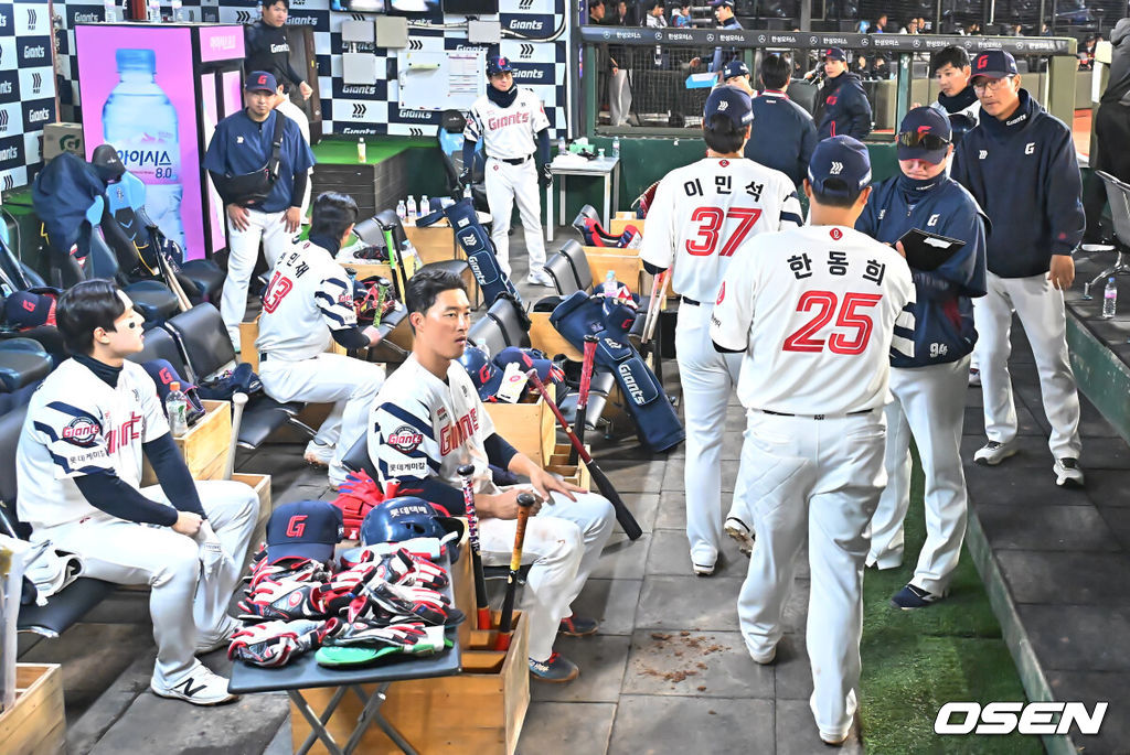 3일 부산 사직야구장에서 2026 신한 SOL KBO 리그 롯데 자이언츠와 SSG 랜더스의 경기가 열렸다. 홈팀 롯데는 로드리게스가, 방문팀 SSG는 화이트가 선발 출전했다.롯데 자이언츠 선수들이 큰 점수로 뒤지자 더그아웃 분위기가 가라 앉아 있다. 2026.04.03 / foto0307@osen.co.kr