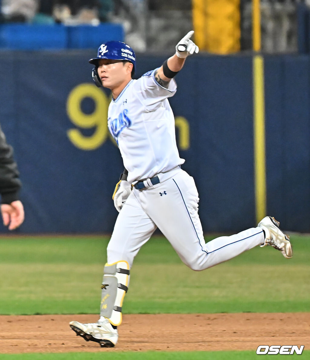 2일 대구삼성라이온즈파크에서 2026 신한 SOL KBO 리그 삼성 라이온즈와 두산 베어스의 경기가 열렸다. 홈팀 삼성은 이승현이, 방문팀 두산은 최민석이 선발 출전했다. 삼성 라이온즈 류지혁이 8회말 1사 1루 우월 2점 홈런을 치고 환호하고 있다. 2026.04.02 / foto0307@osen.co.kr