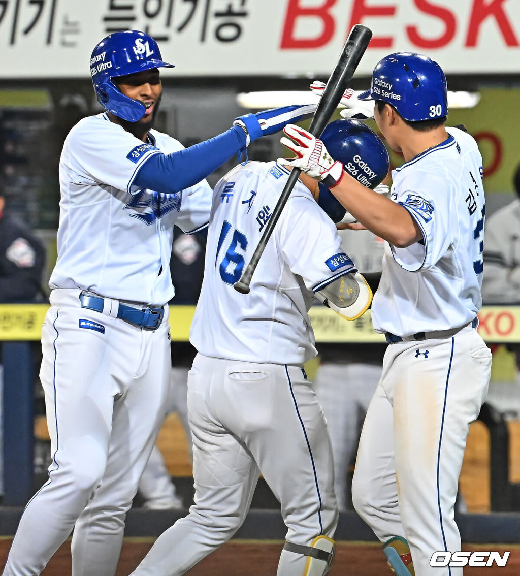 2일 대구삼성라이온즈파크에서 2026 신한 SOL KBO 리그 삼성 라이온즈와 두산 베어스의 경기가 열렸다. 홈팀 삼성은 이승현이, 방문팀 두산은 최민석이 선발 출전했다. 삼성 라이온즈 류지혁이 8회말 1사 1루 우월 2점 홈런을 치고 디아즈, 김영웅의 축하를 받고 있다. 2026.04.02 / foto0307@osen.co.kr