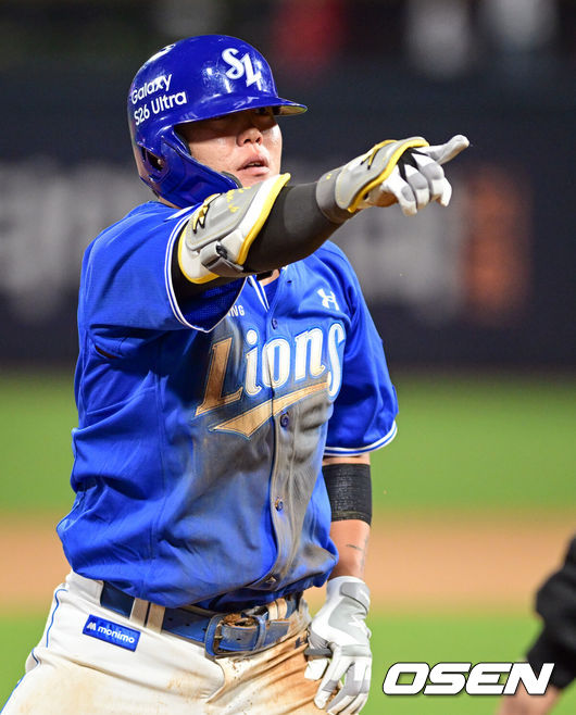 [OSEN=수원, 조은정 기자] 3일 경기도 수원 KT위즈파크에서 2026 신한 SOL KBO리그 KT 위즈와 삼성 라이온즈의 경기가 열렸다.이날 KT는 사우어, 삼성은 후라도를 선발로 내세웠다.6회말 2사 2루에서 삼성 류지혁이 좌중간으로 역전 적시 3루타를 날린 뒤 세리머니를 하고 있다. 2026.04.03 /cej@osen.co.kr