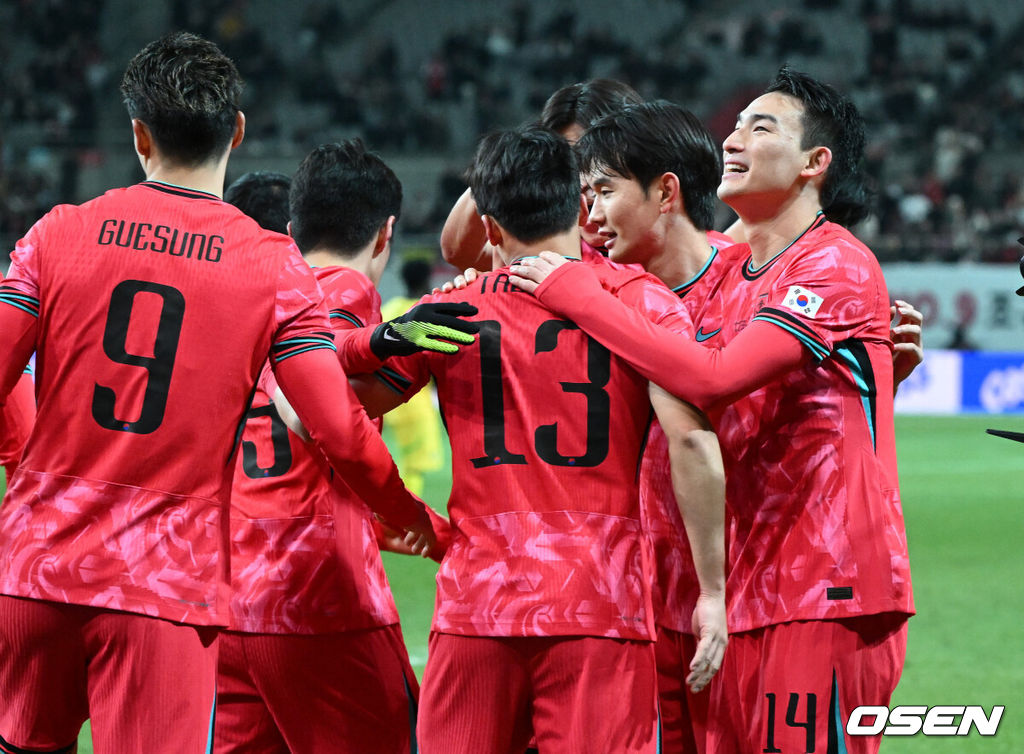 홍명보호가 어려운 경기 끝에 2025년 마지막 A매치를 승리로 장식했다.홍명보 감독이 이끄는 한국 축구대표팀은 18일 오후 8시 서울월드컵경기장에서 열린 11월 A매치 두 번째 친선경기에서 '아프리카 강호' 가나를 상대로 1-0 승리했다.내달 2026 국제축구연맹(FIFA) 북중미 월드컵 조 추첨을 앞두고 열리는 마지막 평가전이었다. 한국은 가나까지 잡아내면서 사상 최초로 월드컵 포트 2를 확정하게 됐다.후반 대한민국 이태석이 선제골을 성공시키고 동료들과 환호하고 있다. 2025.11.18 /sunday@osen.co.kr