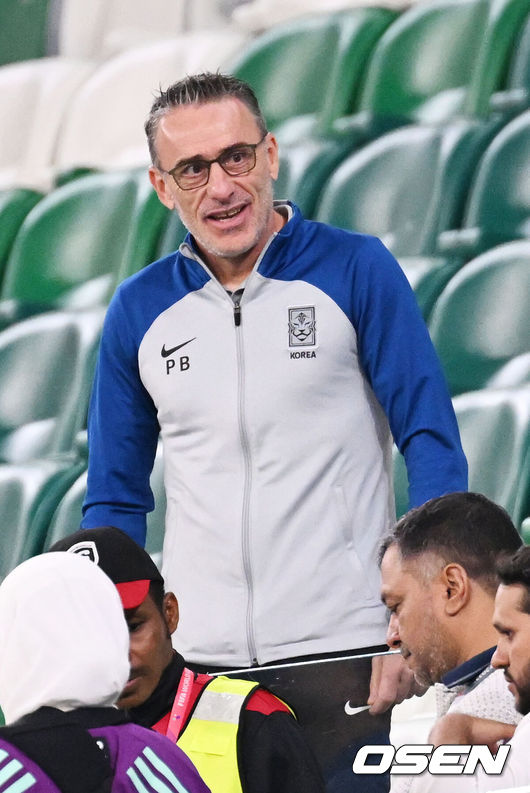 [OSEN=알 라이얀(카타르), 박준형 기자] 2일 (현지시간) 카타르 도하 에듀케이션 시티 스타디움에서 2022 카타르월드컵 H조 최종전 대한민국과 포르투갈의 경기가 진행된다.현재 대한민국은 1무1패(승점1)로&nbsp;16강 진출을 위해서는 이미 2승으로 조별리그 통과를 확정한 포르투갈을 반드시 꺾고 ‘경우의 수’에 희망을 걸어야 하는 상황이다.지난 가나전에서 경기 종료 후 주심에게 항의하다 레드카드를 받은 대한민국 벤투 감독이 관중석에 자리하고 있다. 2022.12.02 /&nbsp;soul1014@osen.co.kr