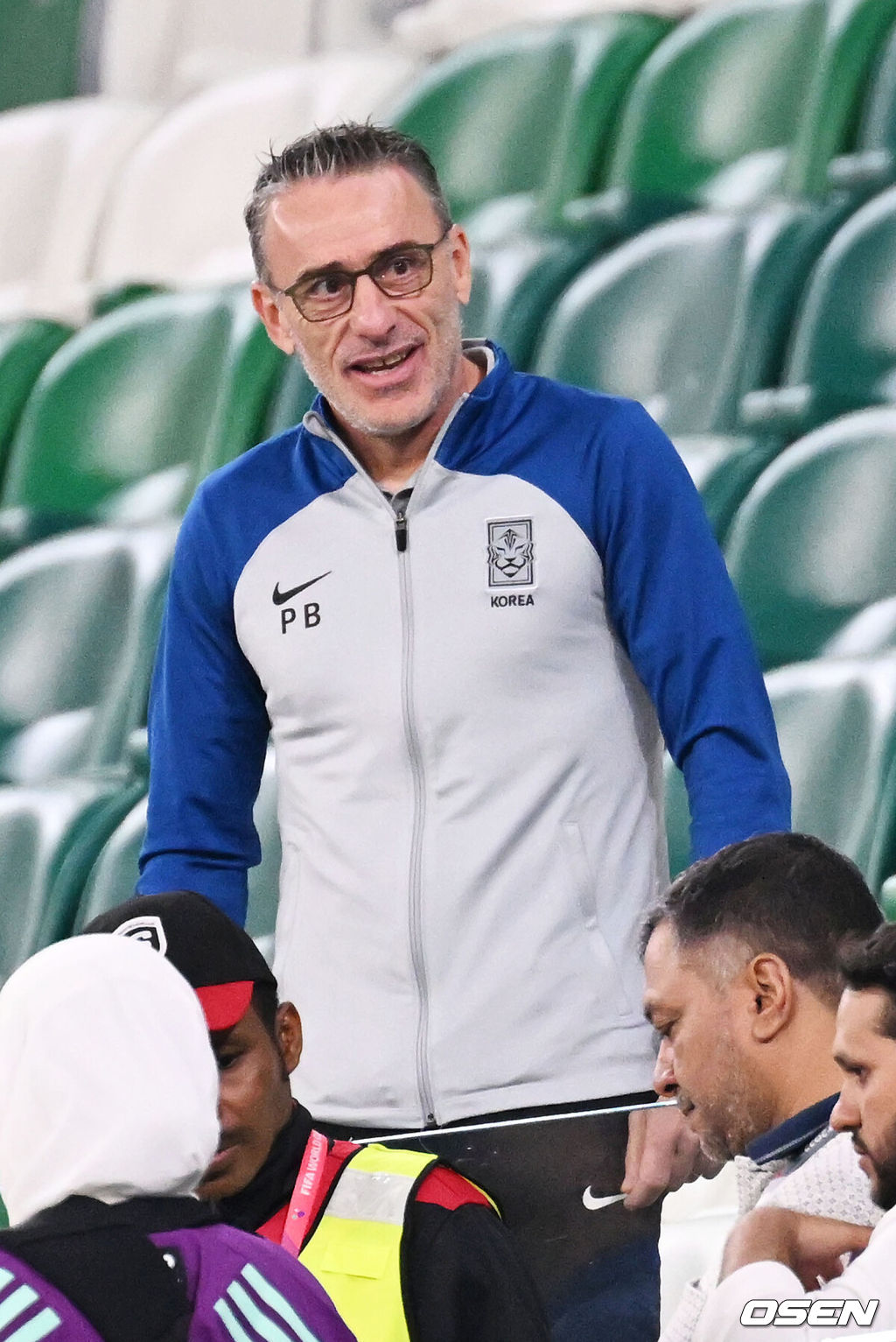 2일 (현지시간) 카타르 도하 에듀케이션 시티 스타디움에서 2022 카타르월드컵 H조 최종전 대한민국과 포르투갈의 경기가 진행된다.현재 대한민국은 1무1패(승점1)로 16강 진출을 위해서는 이미 2승으로 조별리그 통과를 확정한 포르투갈을 반드시 꺾고 ‘경우의 수’에 희망을 걸어야 하는 상황이다.지난 가나전에서 경기 종료 후 주심에게 항의하다 레드카드를 받은 대한민국 벤투 감독이 관중석에 자리하고 있다. 2022.12.02 / soul1014@osen.co.kr